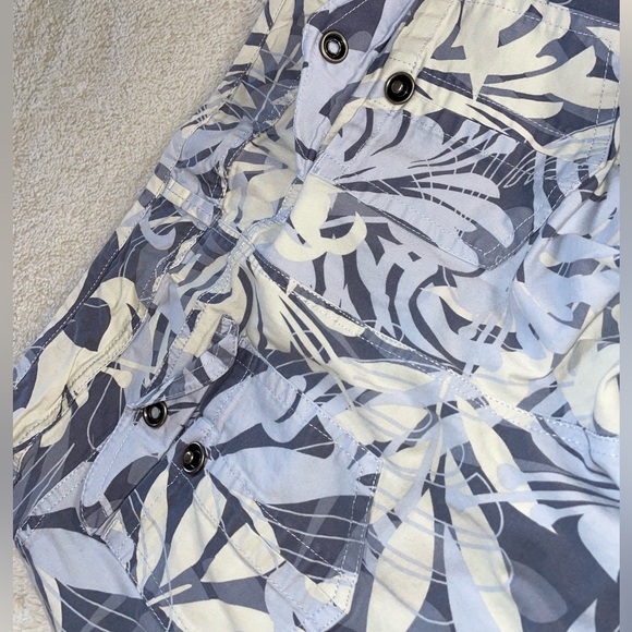 Gloria Vanderbilt Floral Capri Snap Button Drawstring Pants in Blue and White - Picture 7 of 7